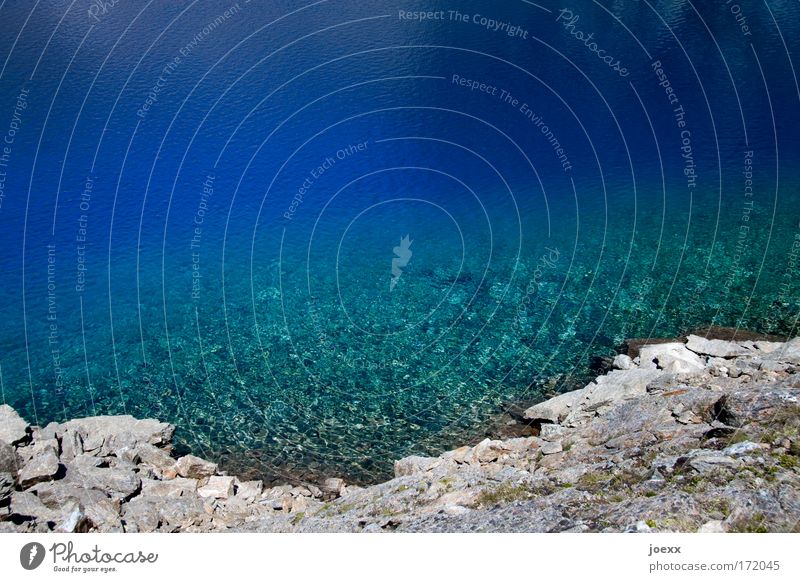 Bergsee Farbfoto Außenaufnahme Textfreiraum oben Tag Urelemente Erde Wasser Schönes Wetter Küste Seeufer Flüssigkeit kalt Gebirgssee Stein steinig klares Wasser