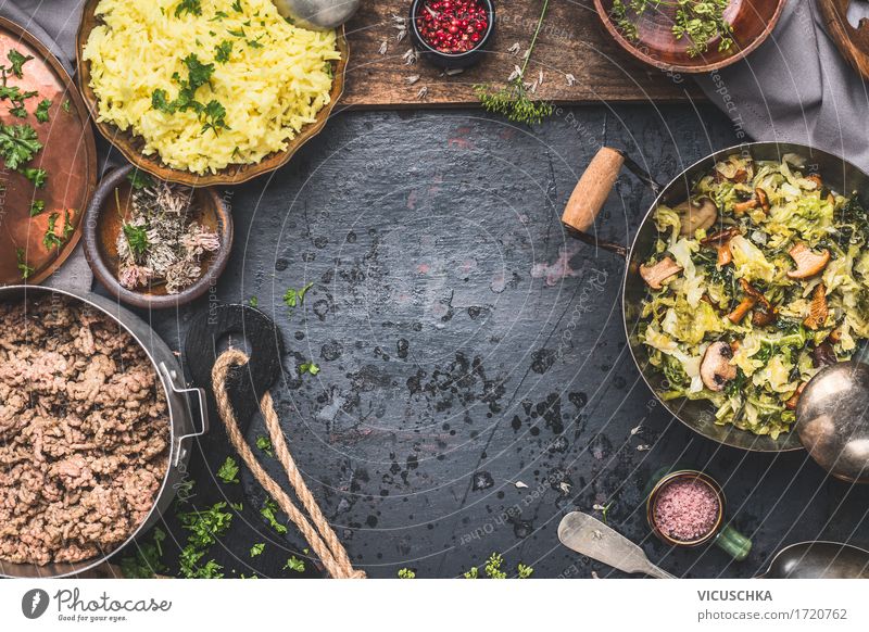 Gedünstetes Wirsingkohl und Pilzen mit Reis und Hackfleisch Lebensmittel Fleisch Gemüse Kräuter & Gewürze Ernährung Mittagessen Abendessen Bioprodukte Geschirr