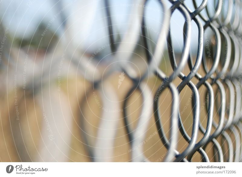 Ausgesperrt Farbfoto Außenaufnahme Makroaufnahme Menschenleer Tag Kontrast Schwache Tiefenschärfe Baustelle Justizvollzugsanstalt Industrie Metall Stahl