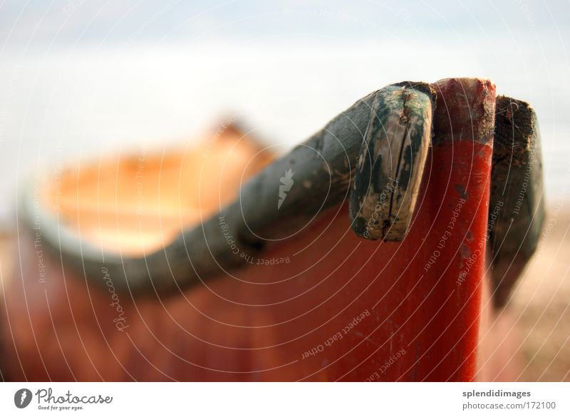 red boat Farbfoto Außenaufnahme Menschenleer Textfreiraum oben Tag Sonnenlicht Schwache Tiefenschärfe Weitwinkel Schifffahrt Bootsfahrt Fischerboot Beiboot