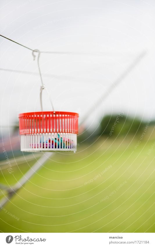 Wäschekorb rot-weiß Wäscheklammern Korb frisch mehrfarbig Reinlichkeit Sauberkeit Reinheit Mode Wäsche trocknen Wäscheständer ökologisch nachhaltig Farbfoto