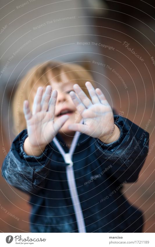 Schmutzfink Kindererziehung Kindergarten lernen Kleinkind Kindheit Hand 1 Mensch Kunst Maler Farbenspiel Kreide zeichnen frech Fröhlichkeit blau Freude Farbfoto