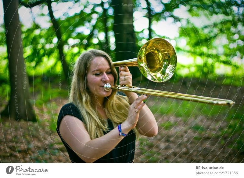 Jacki | Posaune Freizeit & Hobby Mensch feminin Junge Frau Jugendliche 1 18-30 Jahre Erwachsene Kunst Kultur Musik Musiker Umwelt Natur Wald blond langhaarig