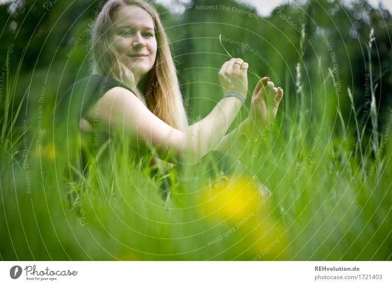 Jacki | auf der Wiese Mensch feminin Junge Frau Jugendliche 1 18-30 Jahre Erwachsene Umwelt Sommer Blume Gras Haare & Frisuren blond langhaarig Erholung Lächeln