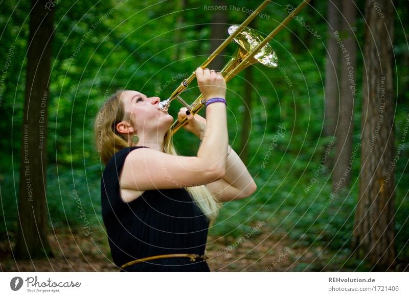 Jacki | und die Posaune Freizeit & Hobby Mensch feminin Junge Frau Jugendliche Erwachsene 1 18-30 Jahre Umwelt Natur Landschaft Sommer Pflanze Baum Wald Kleid