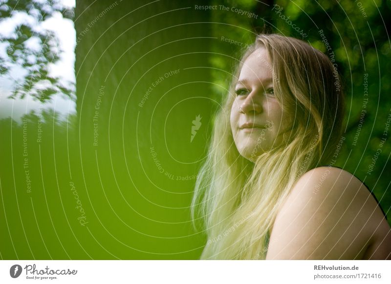 Jacki | sieht in die Ferne Mensch feminin Junge Frau Jugendliche Haare & Frisuren Gesicht 1 18-30 Jahre Erwachsene Umwelt Natur Landschaft Sommer Baum Blatt