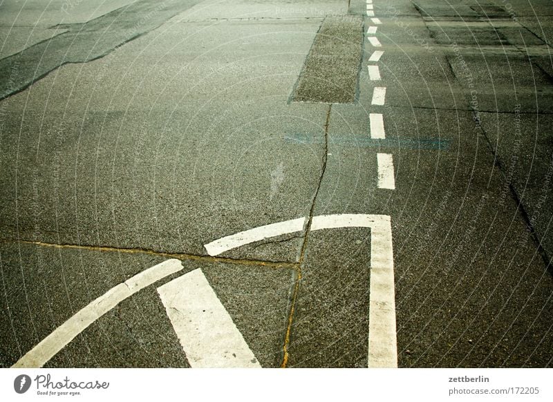 Fahrbahnmarkierung Schilder & Markierungen Verkehrszeichen Verkehrsregel Regel Linie Haltelinie Asphalt Ausflug Straße Straßenverkehr Platz rechter winkel