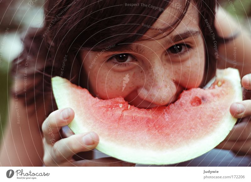 Kein Sommer Farbfoto Außenaufnahme Tag Abend Schwache Tiefenschärfe Porträt Blick in die Kamera Lebensmittel Frucht Ernährung Essen Picknick