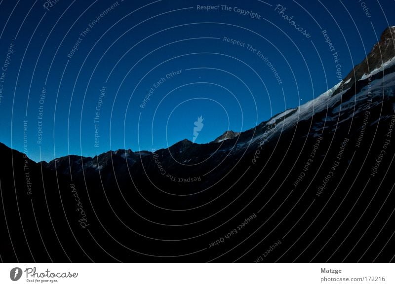 5:00 . Abmarsch Farbfoto Außenaufnahme Menschenleer Textfreiraum links Textfreiraum unten Morgendämmerung Nacht Langzeitbelichtung Weitwinkel Landschaft