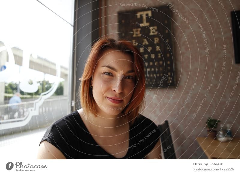 chris_by_fotoart Junge Frau Jugendliche Erwachsene 1 Mensch 18-30 Jahre Landkreis Esslingen Café T-Shirt brünett rothaarig langhaarig Lächeln Blick Coolness