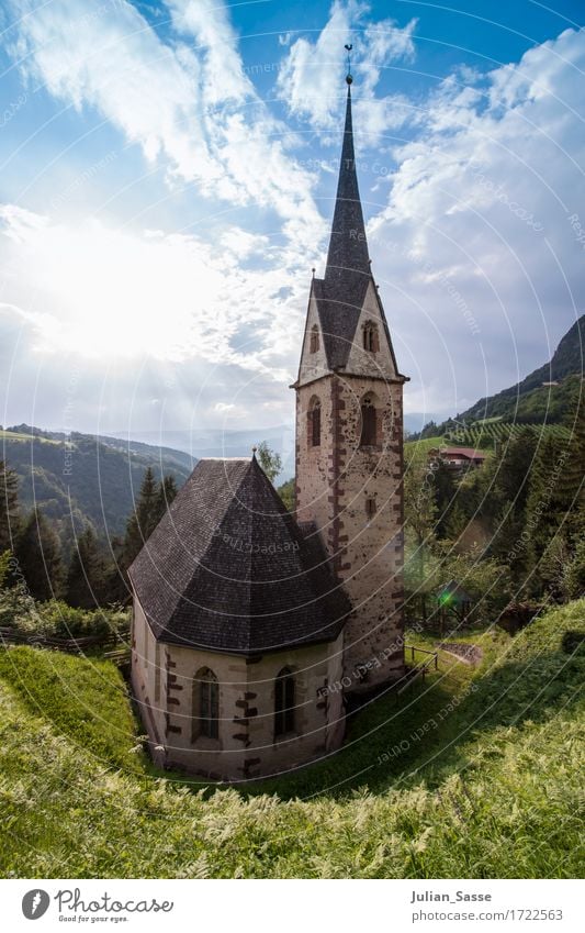 Dorfkirche Natur Wolken Sonne Sommer Schönes Wetter Baum Gras Sträucher Wald Felsen Alpen Berge u. Gebirge Menschenleer Kirche Bauwerk Gebäude Architektur Mauer