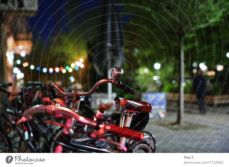 Sommer in der Stadt Lifestyle Nachtleben Bar Cocktailbar Berlin Prenzlauer Berg Oderbergerstraße Rad Lichterkette Farbe Mobilität Klingel Fahrrad parken Kneipe