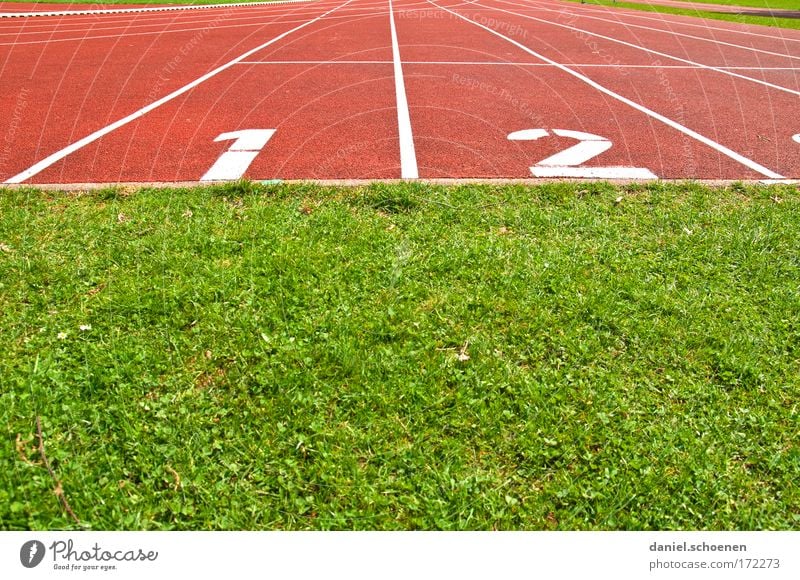 1 I 2 Farbfoto mehrfarbig Menschenleer Textfreiraum oben Textfreiraum unten Sport Leichtathletik Sportstätten Stadion Rennbahn Beginn Wege & Pfade Ziel Erfolg