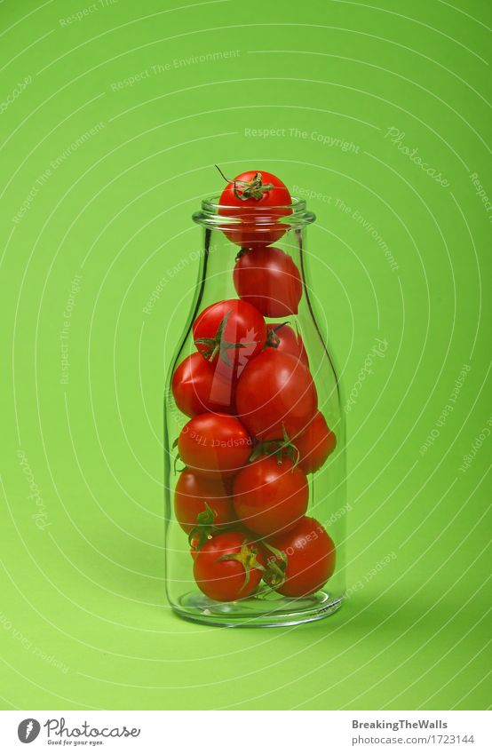 Saft- oder Ketschupflasche voll rote Kirschtomaten auf Grün Lebensmittel Gemüse Bioprodukte Vegetarische Ernährung Diät Flasche frisch klein natürlich