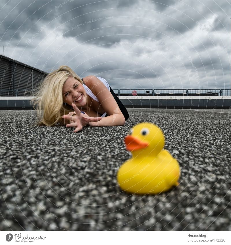 Entenjagd Farbfoto Außenaufnahme Experiment abstrakt Textfreiraum rechts Froschperspektive Totale Blick nach vorn Freude tauchen feminin Luft Wasser