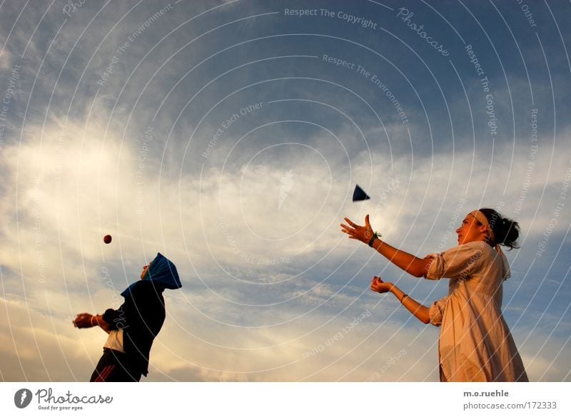 anima gemella Farbfoto Außenaufnahme Textfreiraum rechts Textfreiraum oben Hintergrund neutral Abend Licht Sonnenlicht Froschperspektive Oberkörper Halbprofil