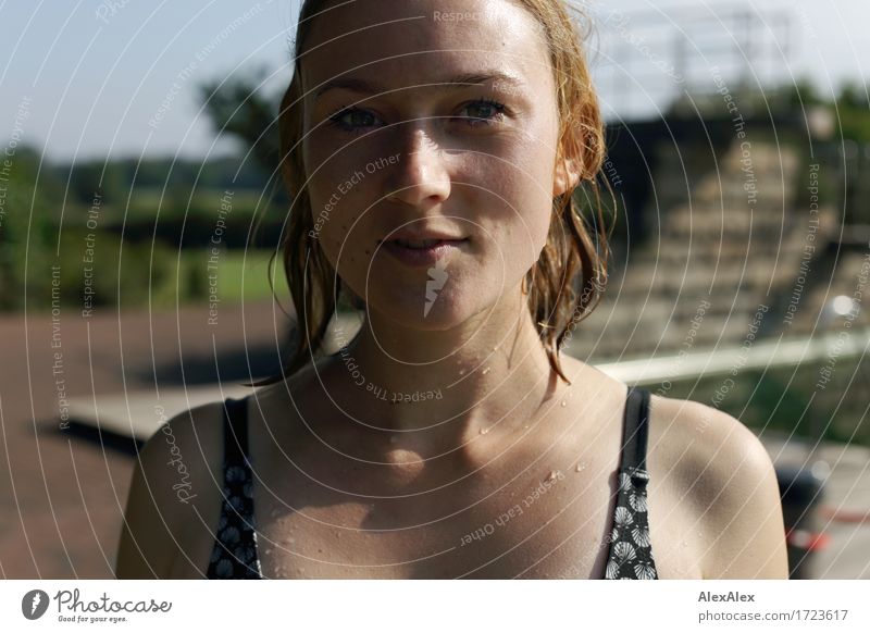 vom Schwimmen Freude schön Wellness Leben Schwimmen & Baden Ferien & Urlaub & Reisen Schwimmbad Junge Frau Jugendliche 18-30 Jahre Erwachsene Landschaft