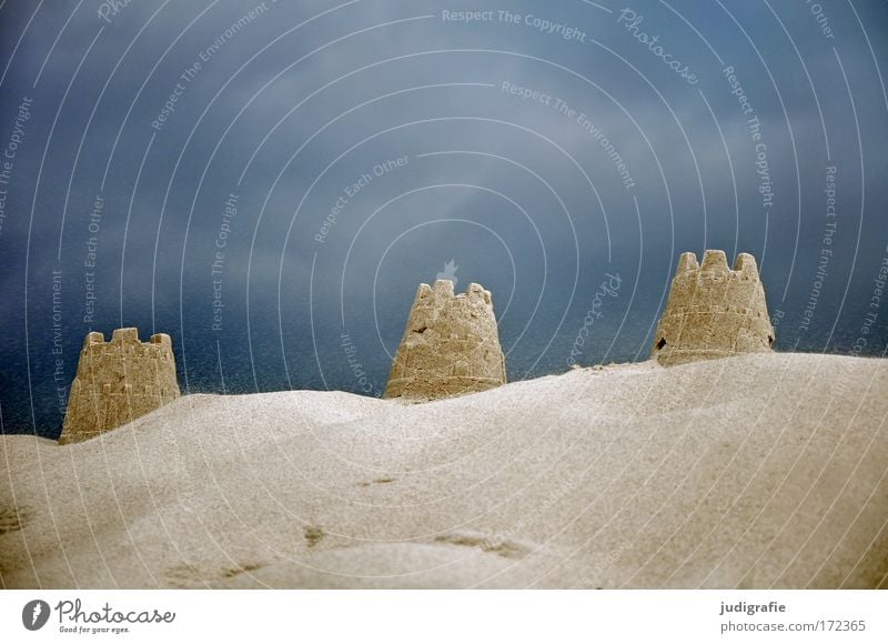 Drei Farbfoto Gedeckte Farben Außenaufnahme Tag Spielen Ferien & Urlaub & Reisen Sommer Sommerurlaub Strand Meer Skulptur Umwelt Natur Sand Himmel Wolken Ostsee