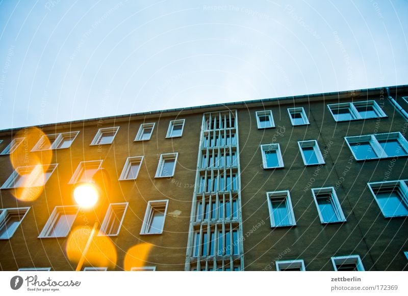 Sandersdorf Neubau Neubausiedlung mein block blockbauweise Plattenbau Neubaugebiet wbs 70 Haus Stadthaus Mieter Froschperspektive Regen Laterne Licht