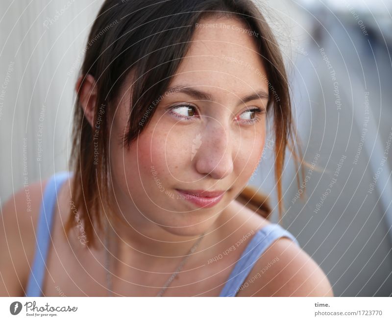 . feminin 1 Mensch Brücke Fußgänger Wege & Pfade T-Shirt brünett langhaarig beobachten Lächeln Blick warten Freundlichkeit Fröhlichkeit Zufriedenheit