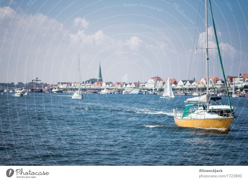 Rushhour in Travemünde Ferien & Urlaub & Reisen Sommer Sommerurlaub Sonne Meer Segeln Hafenstadt fahren maritim blau Wasserfahrzeug Bootsfahrt Segelboot