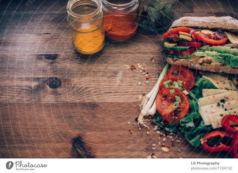 Sandwich auf einer Holzoberfläche Lebensmittel Käse Gemüse Brot Kräuter & Gewürze Essen Mittagessen Vegetarische Ernährung Küche lecker gelb grün