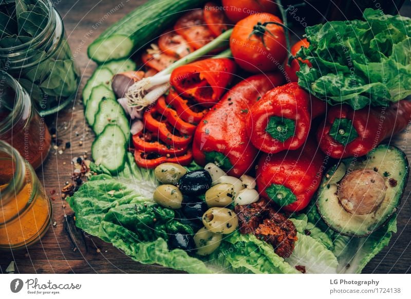 Eine Mischung aus gesunden und bunten Produkten auf einer Holzoberfläche. Gemüse Kräuter & Gewürze Vegetarische Ernährung Pfanne Küche Blatt frisch Zusammensein