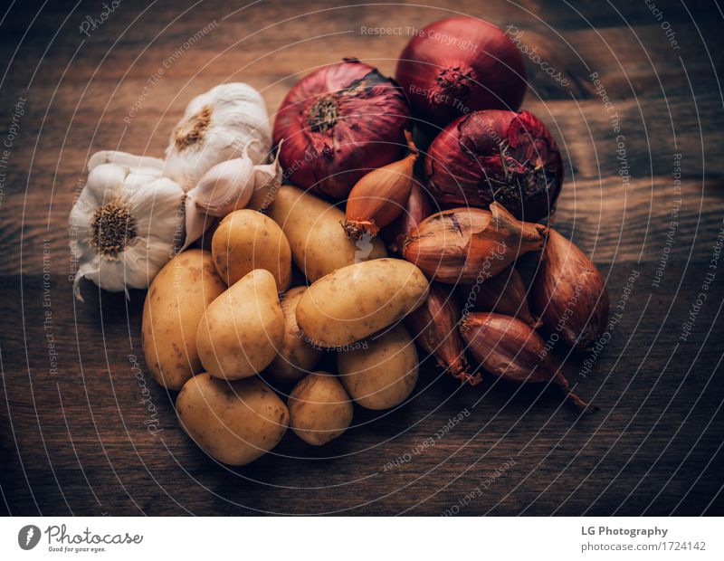 Geschmackvolle Bestandteile des Lebensmittelstilllebens Kräuter & Gewürze Küche Blatt frisch natürlich gelb grün rot Farbe Lorbeerblätter Holzplatte Glühbirnen