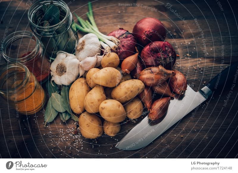 Geschmackvolle Bestandteile des Lebensmittelstilllebens Kräuter & Gewürze Küche Blatt frisch natürlich gelb grün rot Farbe Lorbeerblätter Holzplatte Glühbirnen