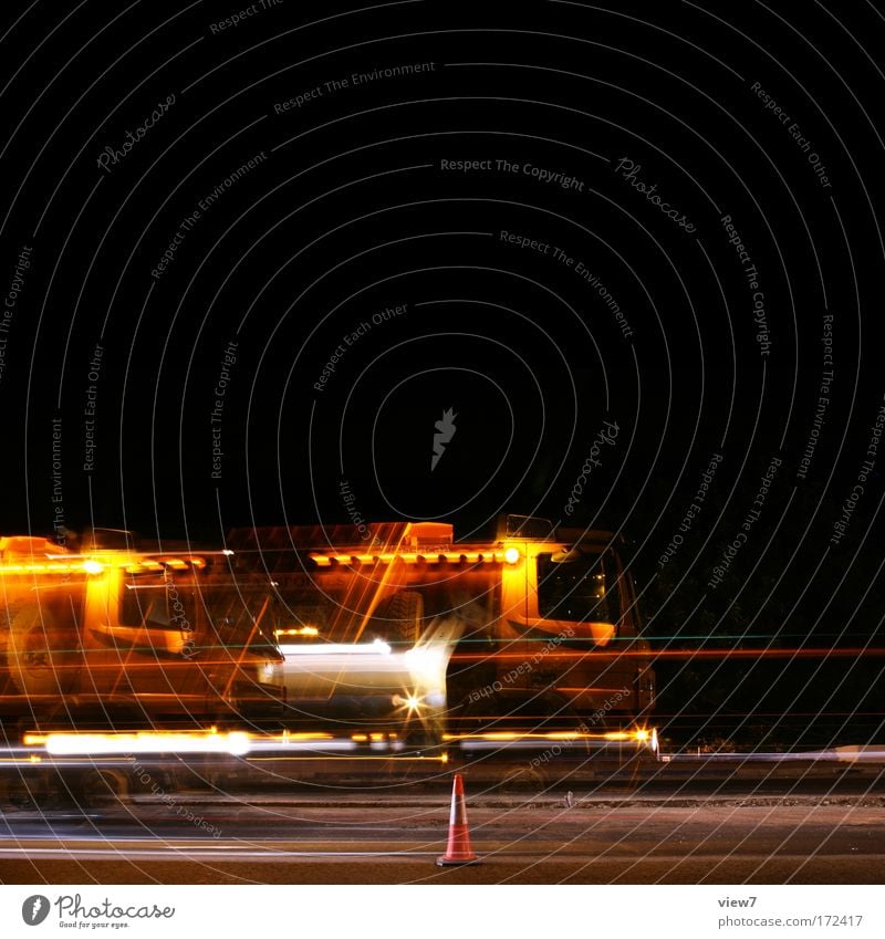 Stop and Go Farbfoto mehrfarbig Außenaufnahme Experiment Textfreiraum oben Nacht Licht Bewegungsunschärfe Zentralperspektive Nachtleben Handwerker Arbeitsplatz