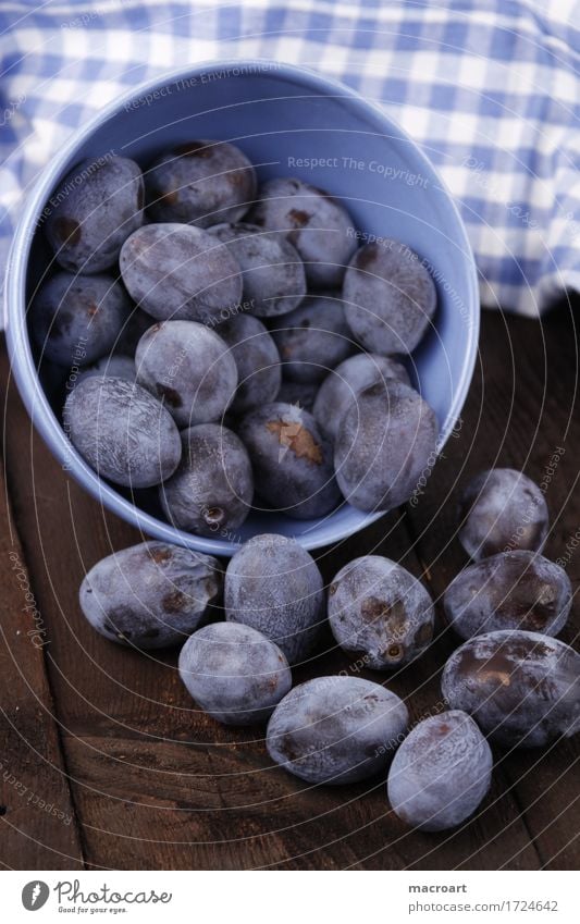 Pflaumen Frucht landhausstil reif blau Gesunde Ernährung Küchenhandtücher Holztisch altehrwürdig veraltet Schalen & Schüsseln Geschirr Porzellan Müsli Kernobst