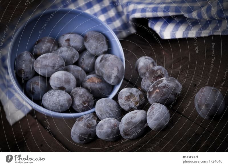 Pflaumen Frucht landhausstil reif blau Gesunde Ernährung Küchenhandtücher Holztisch altehrwürdig veraltet Schalen & Schüsseln Geschirr Porzellan Müsli Kernobst