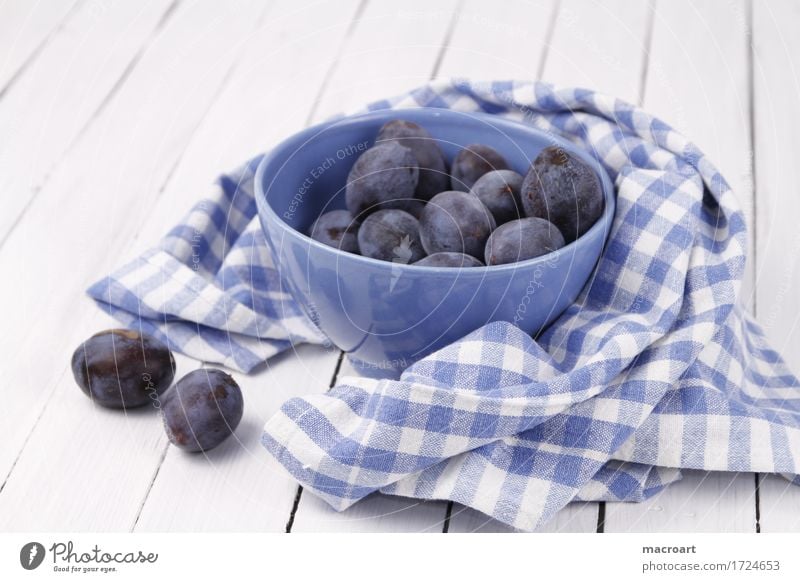 Pflaumen Kernobst Frucht landhausstil Landhaus reif blau Gesundheit Gesunde Ernährung Küchenhandtücher Holzbrett Holztisch altehrwürdig Schalen & Schüsseln