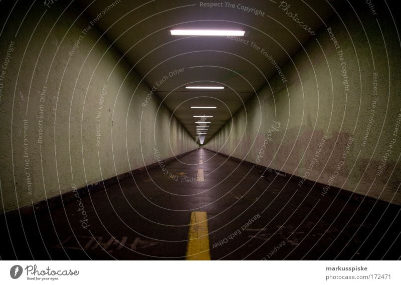 tunnelstraße, zürich Farbfoto Außenaufnahme Menschenleer Abend Weitwinkel Ausflug Städtereise Zürich Nachtleben Schweiz Stadt Tunnel Bauwerk Verkehr