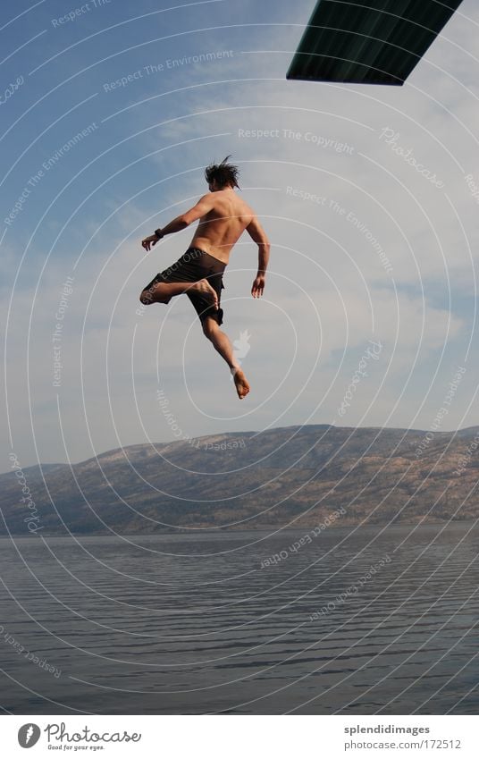 Jump into Lake Okanagan Farbfoto Außenaufnahme Tag Sonnenlicht Starke Tiefenschärfe Totale Ganzkörperaufnahme Rückansicht Abenteuer Freiheit Sommer Sommerurlaub