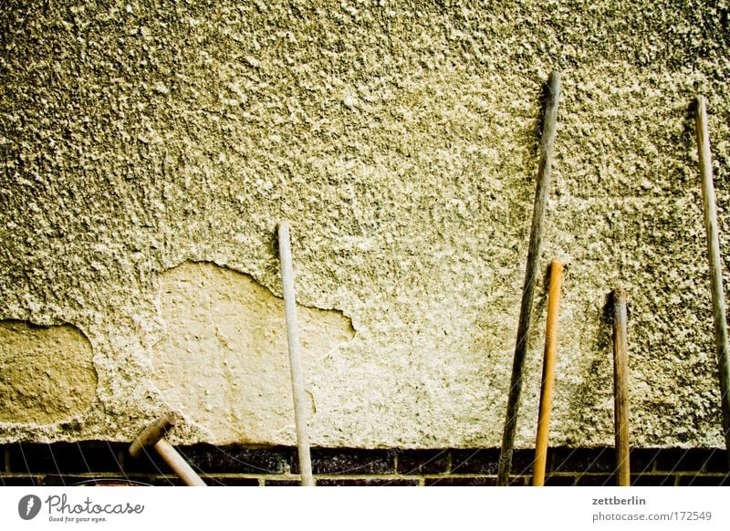 Peterholzhang Haus Mieter Vermieter Mehrfamilienhaus Wand Putz rauhputz Strukturen & Formen Hintergrundbild Garten Gartenarbeit Gartengeräte Harke Hacke Besen