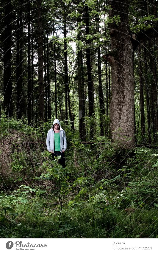 Ein Männlein steht....... Farbfoto Außenaufnahme Kunstlicht Blick nach unten Mensch maskulin Junger Mann Jugendliche 18-30 Jahre Erwachsene Umwelt Natur