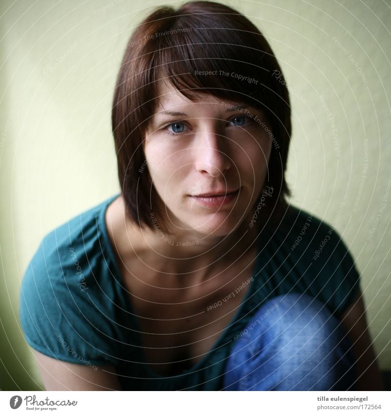 closer Farbfoto Blick feminin Junge Frau Jugendliche 1 Mensch 18-30 Jahre Erwachsene authentisch ruhig Liebeskummer anschauend Porträt