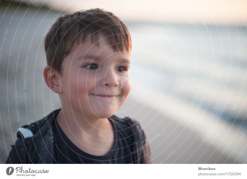 Am Strand maskulin Kind Kleinkind Junge Kindheit Leben 1 Mensch 3-8 Jahre maritim brünett Meer Sonnenuntergang Darß Dämmerung Einsamkeit schön Fröhlichkeit