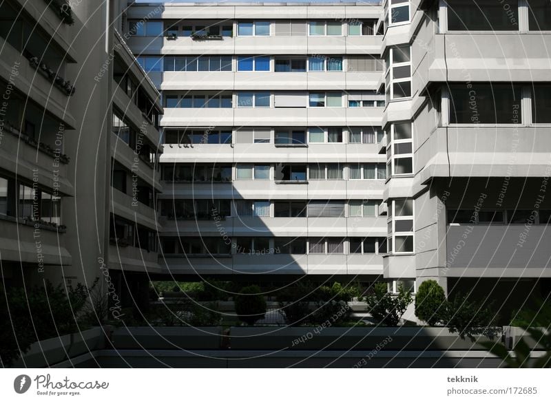 modern living? Farbfoto Außenaufnahme Menschenleer Tag Kontrast Zentralperspektive Stadt bevölkert Hochhaus Fassade Balkon Fenster verstört