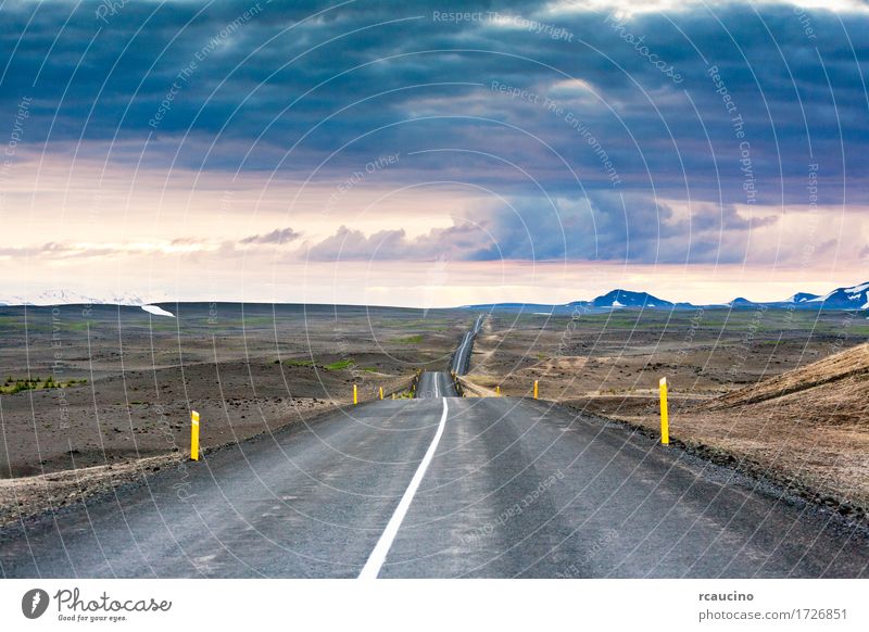 Ondulated und leere Straße in der sub-artic isländischen Landschaft Ferien & Urlaub & Reisen Tourismus Sommer Berge u. Gebirge Natur Himmel Herbst Linie dunkel