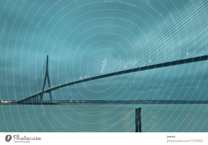 Fernverbindung Himmel Wolken Brücke Verkehrswege gigantisch groß blau schwarz Pont de Normandie Farbfoto Gedeckte Farben Außenaufnahme Menschenleer Dämmerung