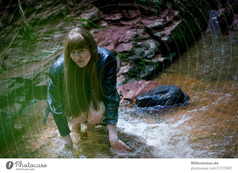 Carina | im Bach Ausflug Sommer Mensch feminin Junge Frau Jugendliche Erwachsene 1 18-30 Jahre Umwelt Natur Landschaft Wald Jacke Leder Haare & Frisuren brünett