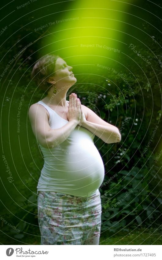 Beistand von oben Mensch feminin Frau Erwachsene Mutter Bauch 1 30-45 Jahre Umwelt Natur Sommer Sträucher Grünpflanze Garten Park Rock Haare & Frisuren brünett