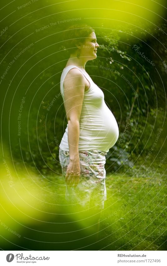 Vorfreude Mensch Frau Erwachsene Bauch 1 30-45 Jahre Umwelt Natur Garten Park Rock brünett kurzhaarig Lächeln stehen schwanger Gefühle Stimmung Freude Glück