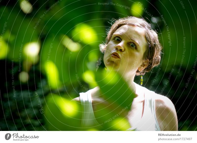 Grimasse Mensch feminin Frau Erwachsene Gesicht 1 30-45 Jahre Umwelt Natur Pflanze Baum Sträucher Blatt Haare & Frisuren brünett kurzhaarig authentisch