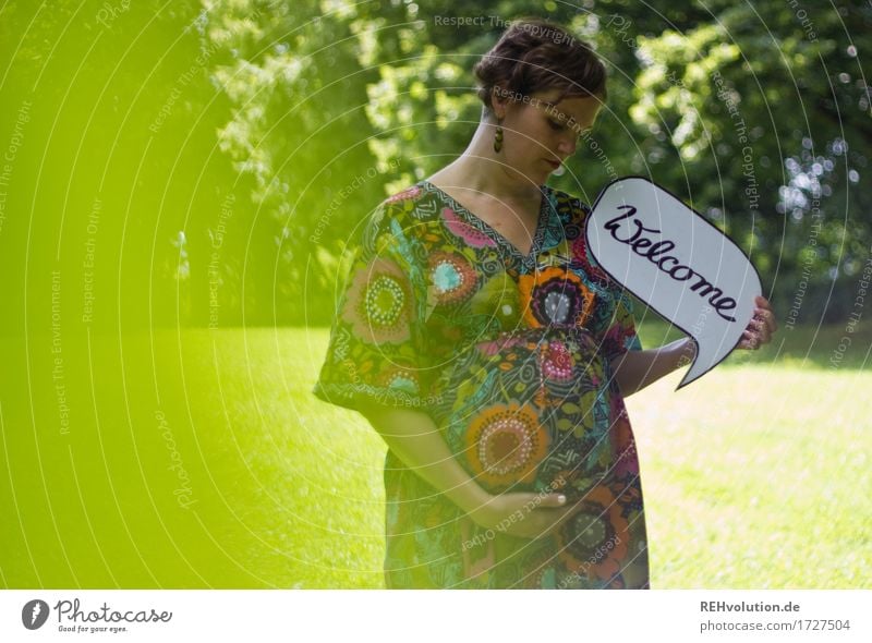 Welcome Gesundheit Wohlgefühl Zufriedenheit Erholung Mensch feminin Frau Erwachsene Mutter Bauch 1 30-45 Jahre Umwelt Natur Sommer Park Wiese Kleid brünett