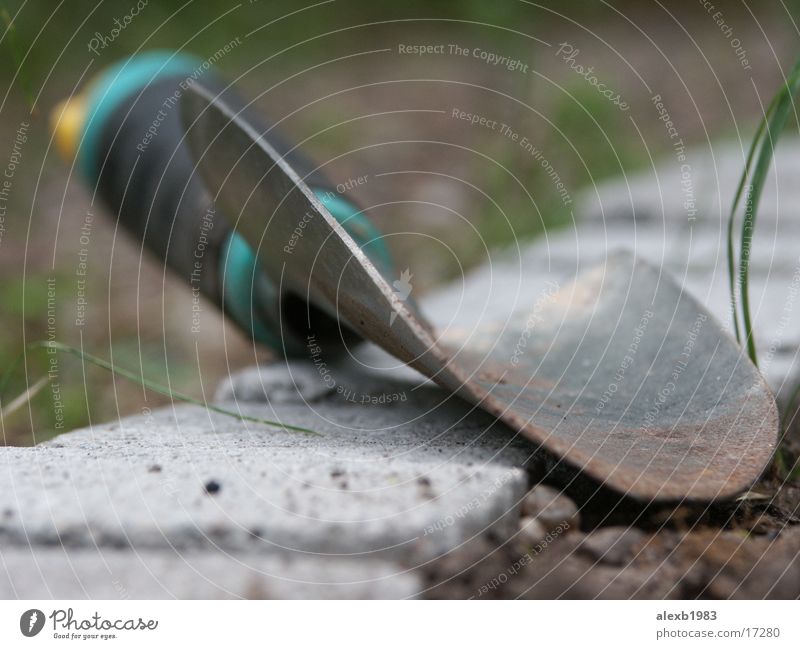 Gartenarbeit Schaufel Kinderschippe Makroaufnahme Nahaufnahme Bodenbelag Erde Natur