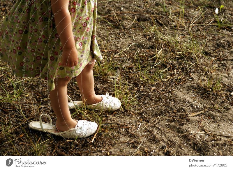 ... da wachs ich noch rein! II Freude Kind feminin Kleinkind Mädchen Beine Fuß 1 Mensch 1-3 Jahre Schauspieler Tanzen Tänzer Gras Kleid Schuhe Flipflops