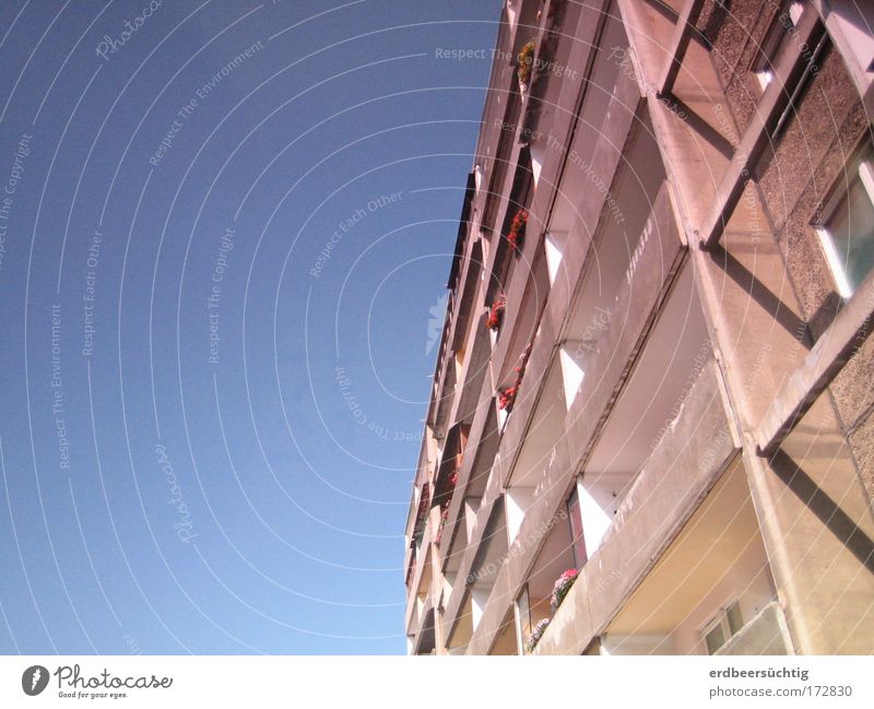 Olle Platte Farbfoto Wohnung Himmel Stadt Traumhaus Hochhaus Gebäude Balkon Beton alt hoch trist blau grau Plattenbau Reihenhaus Ödland eng DDR Rotstich